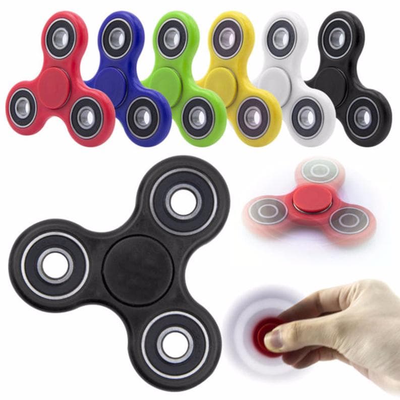 le hand spinner ou fidget spinner est l'objet le plus satisfaisant permettant de canaliser son attention. Il est désormais devenu l'objet à avoir !