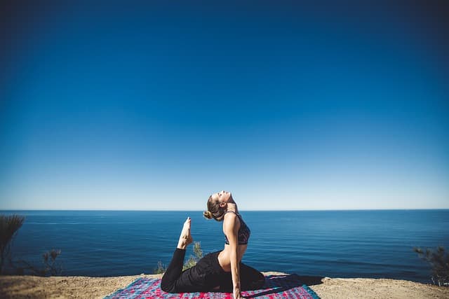 10 Techniques de Yoga pour Améliorer Votre Souplesse Durable